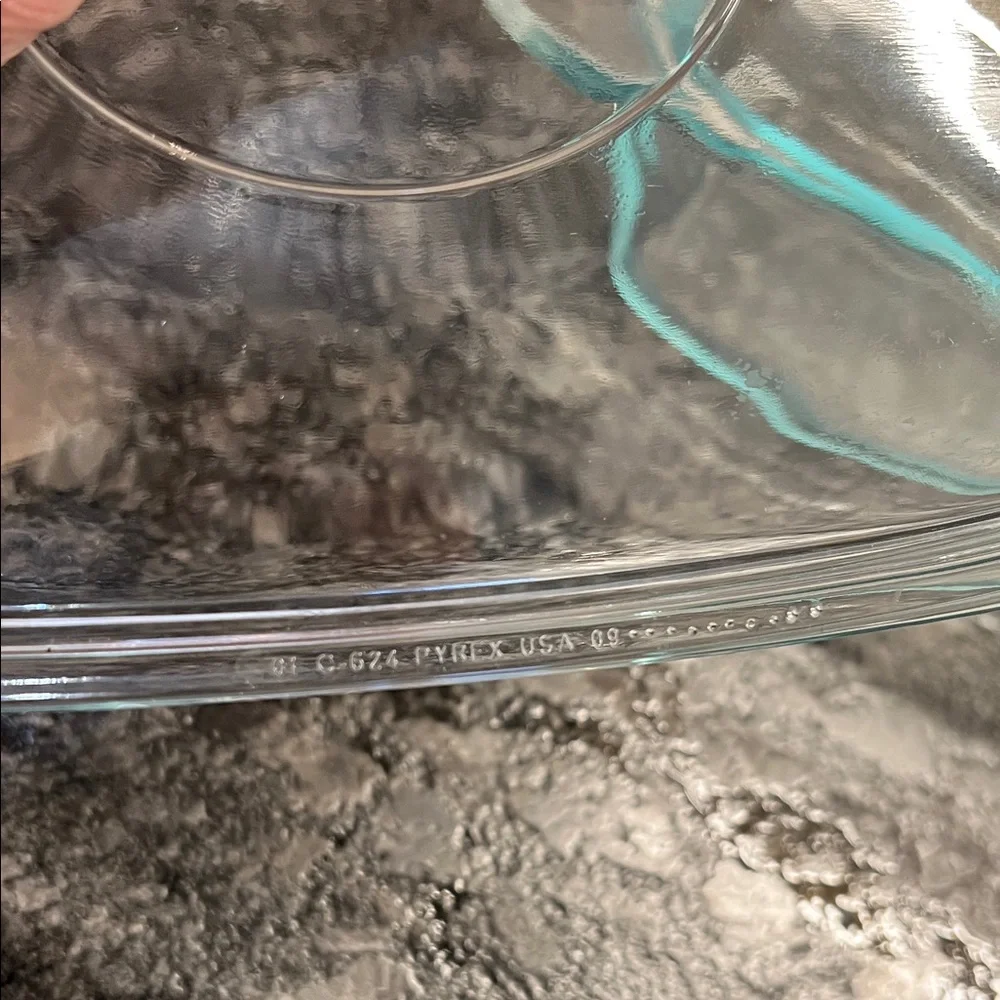 12x8 Clear Glass Easy Grab Pyrex Baking Dish with Lid. 2qt. Like new.